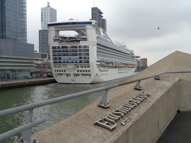 Cruiseschip ms Caribbean Princess van Princess Cruises aan de Cruise Terminal Rotterdam naast de Erasmusbrug